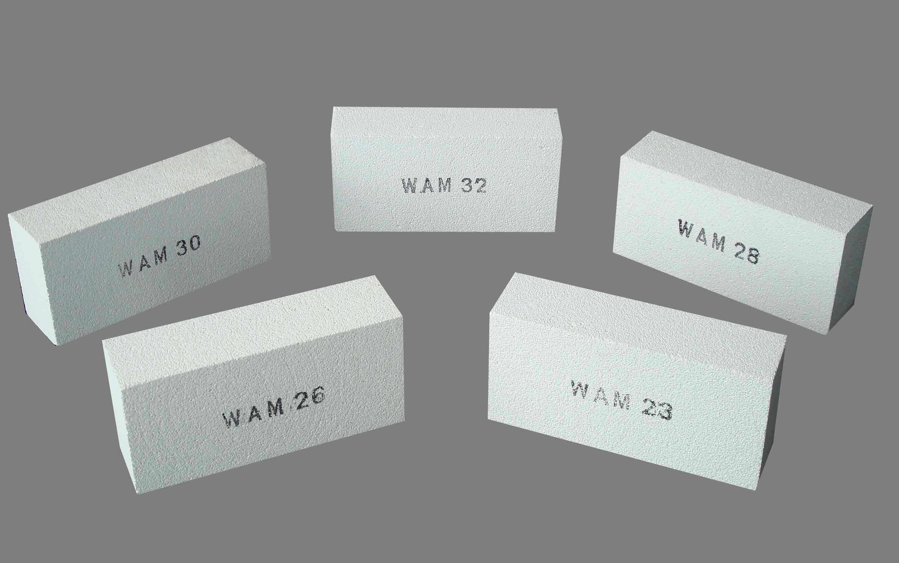 Lightweight heat-resistant refractory brick